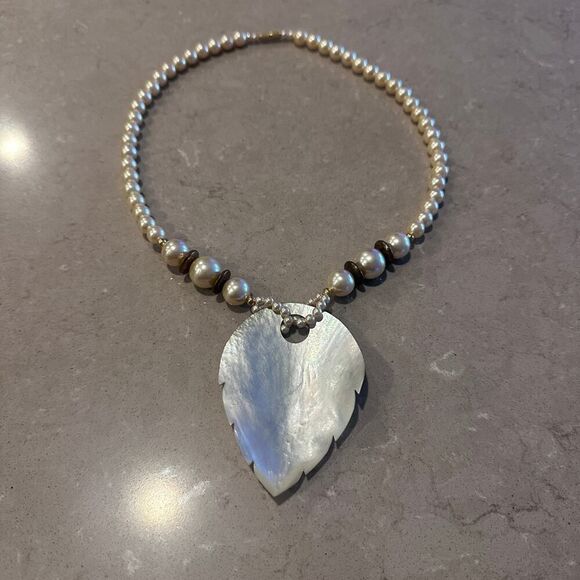 Vintage Mother of Pearl Leaf Pendant Necklace-Beaded - Picture 6 of 10